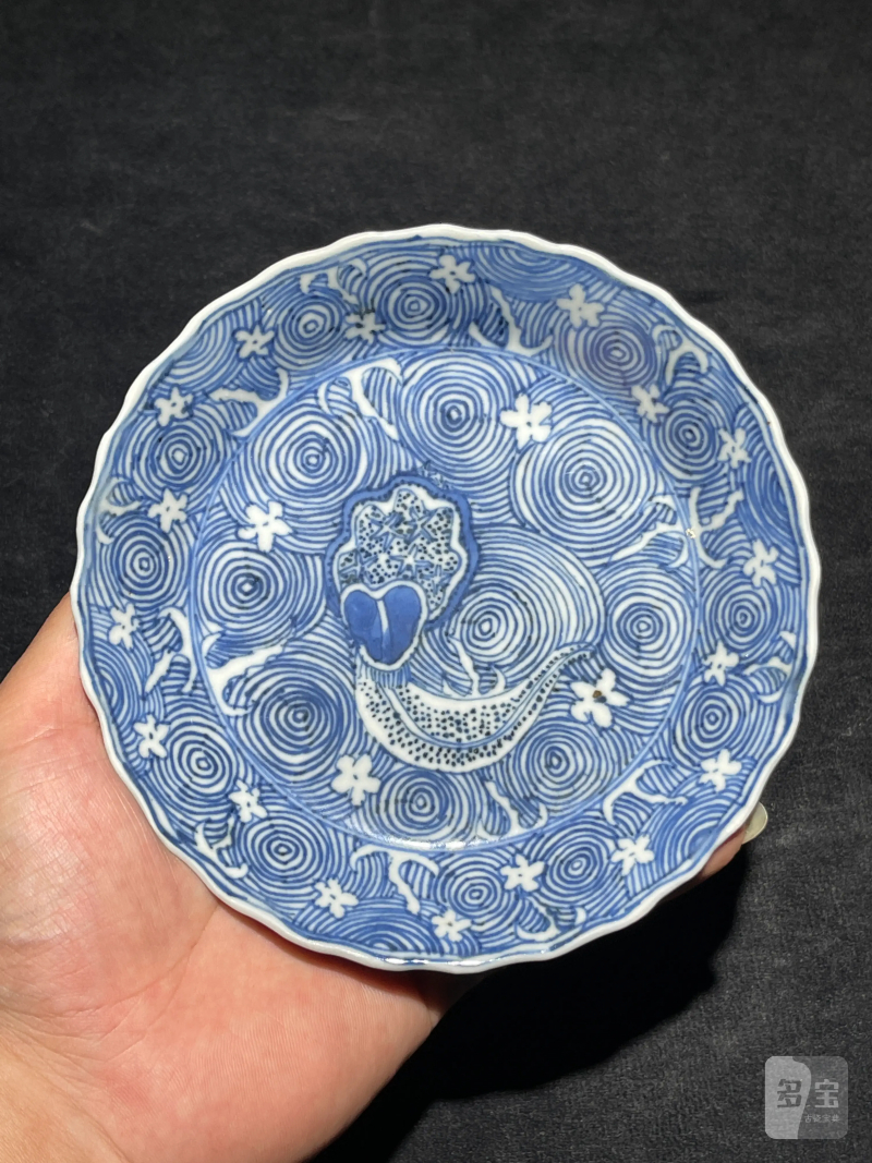 清早期 青花落花流水纹花口盘一对 - 图2